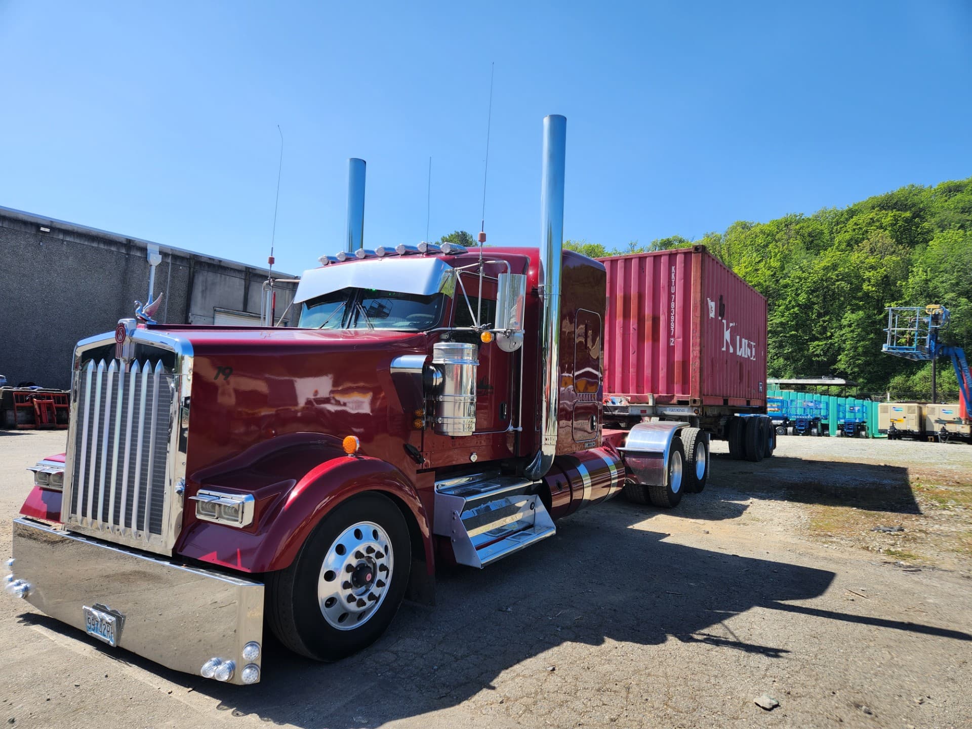 Emerald Express Kenworth W900 hauling a 20-foot container